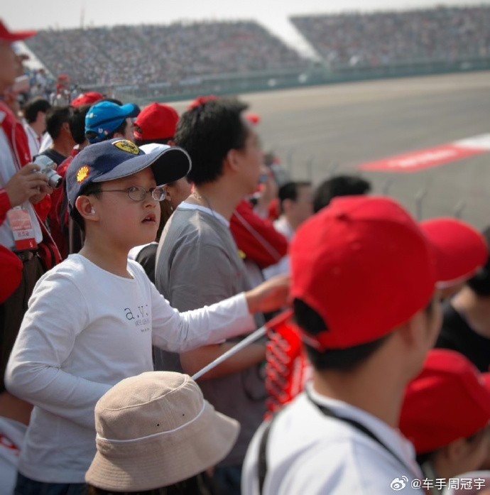 周冠宇在社交媒体上晒出童年看比赛的照片：20年的等待 F1中国大奖赛我来了