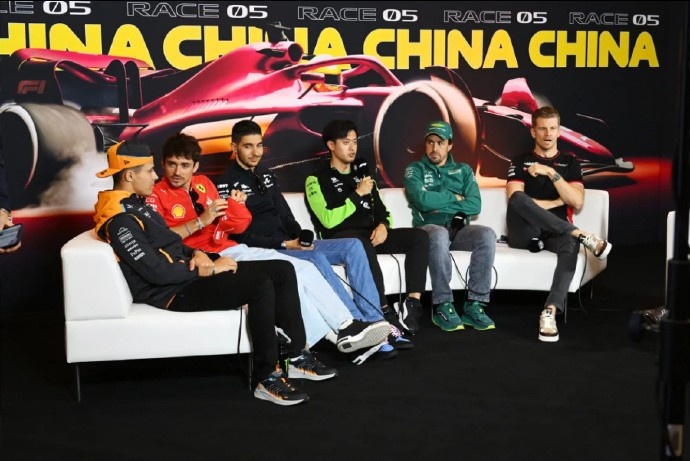 《追星》成功！ F1中国站发布会：周冠宇C位旁边是偶像阿隆索