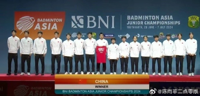 标题中国队身穿张志杰球衣领奖 陈雨菲发文：我们在一起 你就是冠军