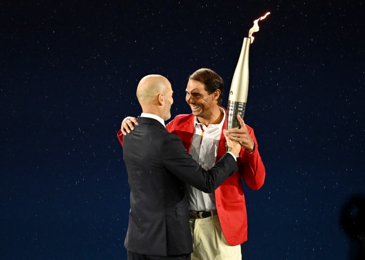传奇同框！ 巴黎奥运会开幕式 齐达内和纳达尔传递火炬