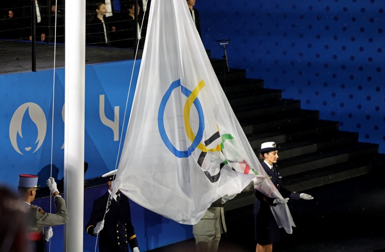 标题巴黎奥运会开幕式升旗仪式 奥运五旗倒挂